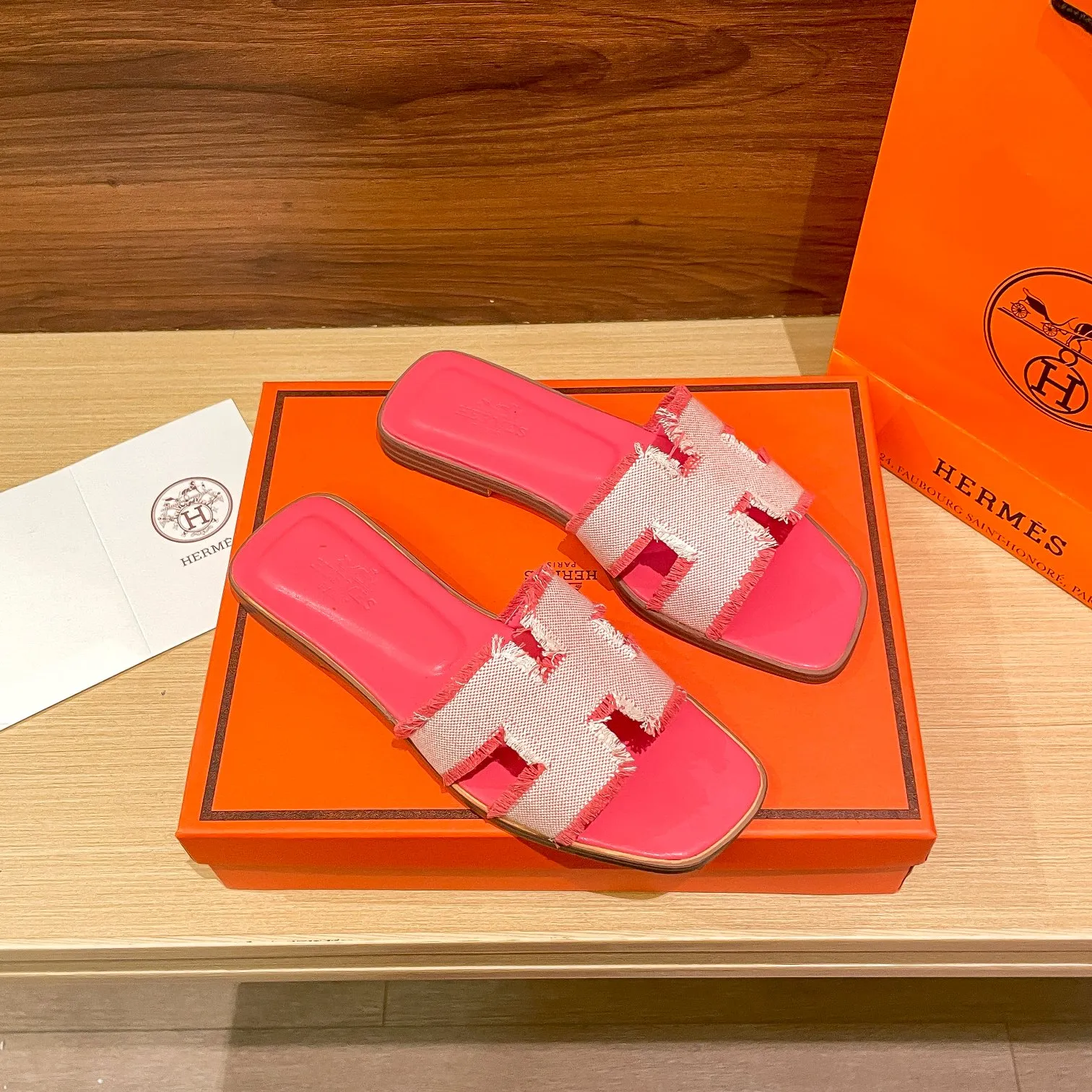 👟👟Ex-factory price 480👟👟 Hermes/Hermes new oran tassel slippers, eyelash slippers, classic slippers, exclusively customized dyed jacquard cotton fabric, woven in white and original colors! Purely hand-drawn raw edge craftsmanship creates a tassel effect. The lining and insole are made of imported soft lambskin and genuine leather outsole. Summer is here, and everyone has a pair, a must-have when going out! It doesn't rub your feet at all and is super comfortable on your feet. black pink green brown size: 35-41